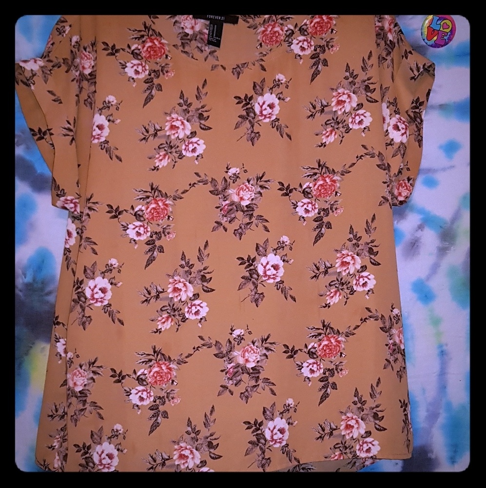 🌻NWOT Chiffon top